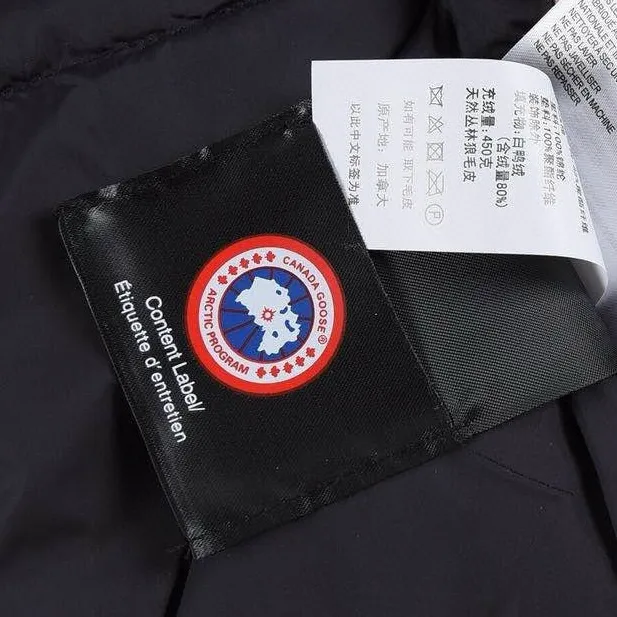 P780 with dust bag) Canada Goose Canada Goose #Expedition expedition parka classic down jacket ➖ Imported 21-count polyester-cotton blended original fabric [last year’s 16-count/18-count hard fabrics have been completely eliminated, this year all use 21-count genuine synchronized fabrics, the soft mid-band feels delicate and textured], genuine synchronized Feather-Light 10D waterproof coated fabric, made of 84.5% polyester fiber and 15.5% cotton, 100% the best feel in the entire network! ➖ The genuine official website is synchronized with the national standard 80 white duck down, you can check the official website customer service, there will never be a series of misleading claims such as 90 down or goose down! ➖ Using the best nylon lining with double double-layer sealing design, velvet-proof No. 7 needle + grid-filled down ready-made garments, there is 100% no so-called velvet running! ➖ The cuffs are designed with thickened seamless threads, and the collar and pockets are lined with top-quality polar fleece to keep you warm and comfortable! ➖ Yoshida YKK provides original custom-made electroplated sliders. YKK two-way lockable zippers are tight and smooth and will not peel off paint! ➖ 3M composite guarantees that the Velcro is the same as the original, durable, and all accessories and hardware are custom-made! ➖ Imported BEHRINGER embroidery machine to customize the 10,000-needle embroidery logo, 98% of which can be reproduced to restore the original logo. You can check and compare on the official website! ➖ The fur collars are all made of large pieces of Western Canadian blue wolf hide, ensuring that each fur collar is 13-15cm wide! 08 models for men and women SIZE: XS S M L XL XXL